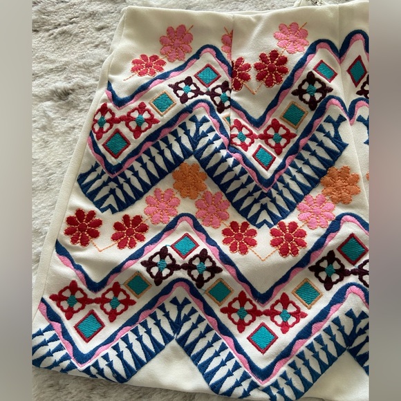 Lulu’s Rhythm Gonna Get You White embroidered shorts, summertime, size Small - Picture 9 of 10